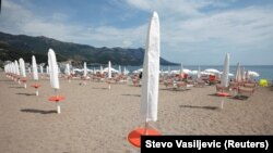 Budva, Muntenegru: plajă pe jumătate goală din cauza pandemiei de Covid-19
