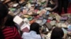 Люди выбирают книги на фестивале Kitapfest. Алматы, 5 сентября 2015 года. Иллюстративное фото.