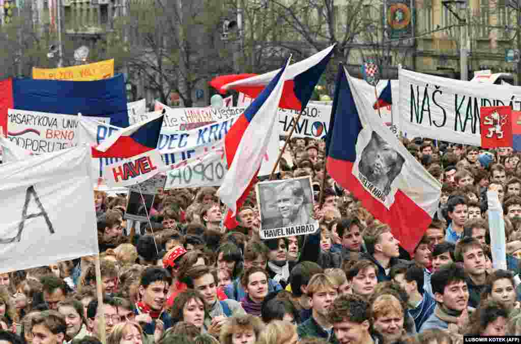 Kommunistler yza çekilip, azat saýlawlary geçirmäge razy bolansoň hem, adamlar köpçülikleýin üýşmegini dowam etdirdiler. 1989-njy ýylyň 19-njy noýabrynda Waslaw meýdançasynda jemlenen protestçiler Waslaw Haweliň prezident bolmagyny goldaýan şygarlary öňe sürdüler. &nbsp;