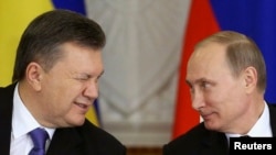 Ukrainanyň prezidenti Wiktor Ýanukowiç (çepde) we Russiýanyň prezidenti Wladimir Putin