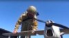 Російський військовослужбовець біля розвідувального безпілотника «Орлан-10»