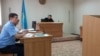 Прокурор Акжол Ахметов задает вопросы свидетелям по делу заместителя акима Нуринского района Хакима Бекова, обвиняемого в мошенничестве. Карагандинская область, 23 сентября 2015 года. 