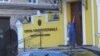 O angajata a Curții Constituționale dezinfectează ușa de la intrare, Chișinău, 12 martie 2020