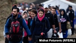 Refugees din Orientul Mijlociu la centrele de primire din Opatovac, în apropiere de localitatea Tovarnik din Croatia. 