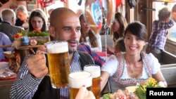 Pep Guardiola la Octoberfest la Munchen în 2015 (REUTERS/Alexander Hassenstein/Pool)